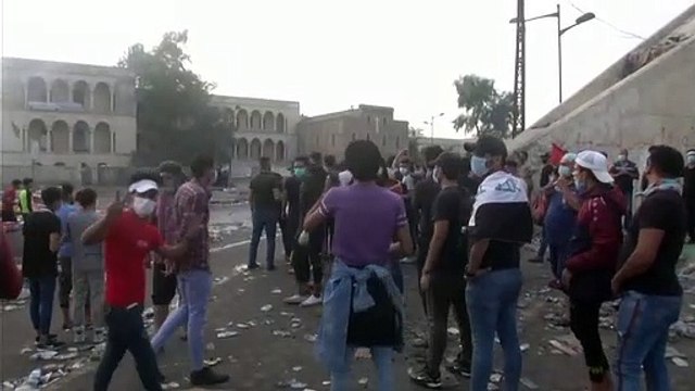 لليوم الرابع على التوالي .. المحتجون في ساحات بغداد للمطالبة بـ إسقاط النظام