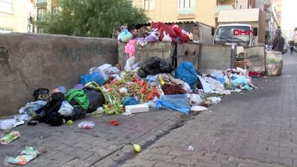 Maltepe'de temizlik işçilerinin eylemi... sokaklar çöp içinde