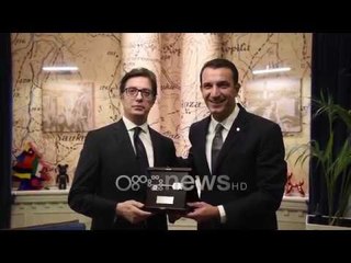 Ora News - Presidenti i Maqedonisë së Veriut merr Çelësin e Tiranës