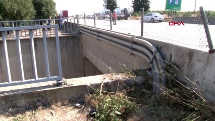 Adana otomobil altgeçide düştü 1 ölü 3 yaralı