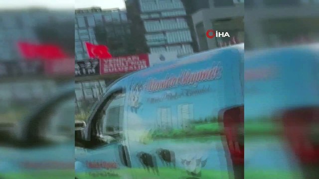 İstanbul’da dehşete düşüren görüntüler...Aracı ile önünü kestiği üniversite öğrencisinin aracının camını tekmeledi, defalarca çarptı