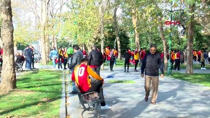 Spor galatasaraylı taraftarlar derbi öncesi taksim'de toplanıyor