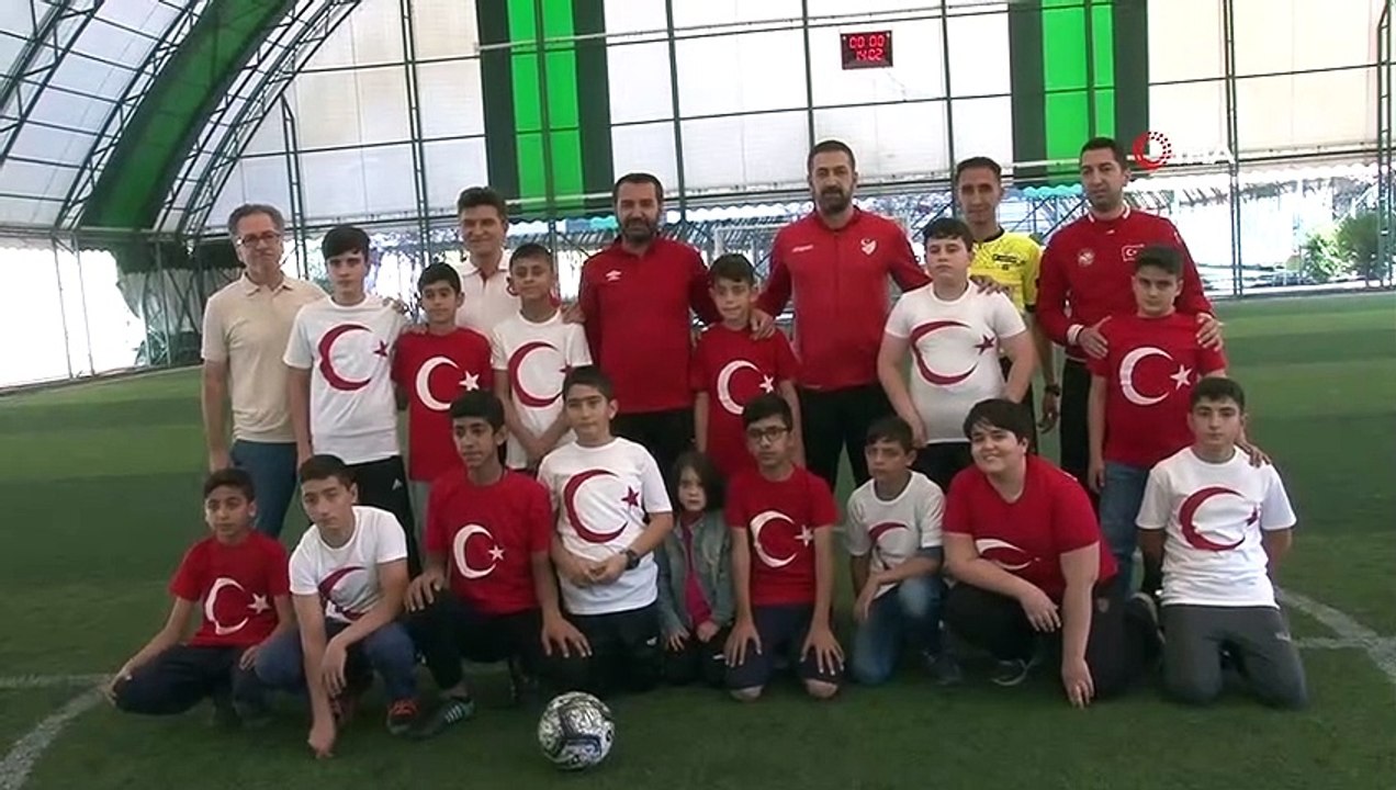 Çocuklarla protokol maç yaptı