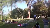 Ora News - Vjeshta ende larg, qytetarët për piknik në Pezë, Shikoni videon