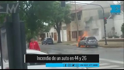Así se incendió un auto en 44 y 26