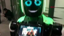 Spor beşiktaş-galatasaray maçına akredite olan robot abi statta iki takım futbolcularını karşıladı