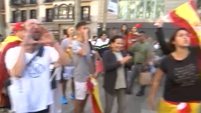 Una españolista con la cara tapada abofetea a una independentista en la plaza de San Jaume de Barcelona