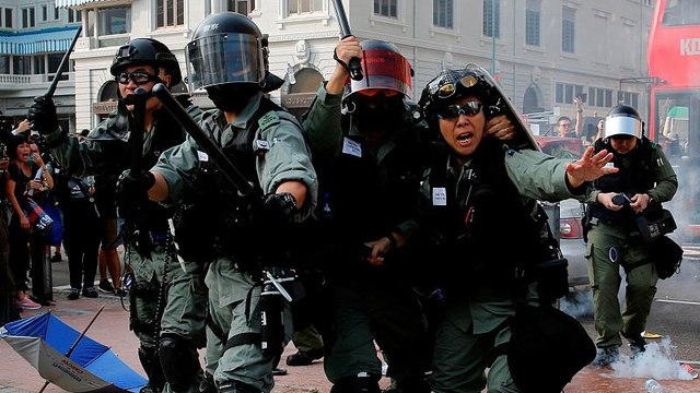 الشرطة تطلق الرصاص المطاطي والغاز المسيّل للدموع لتفريق متظاهرين قرب مرفأ هونغ كونغ