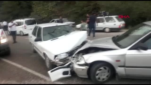 Otomobiller kafa kafaya çarpıştı, 4'ü çocuk 8 kişi yaralandı