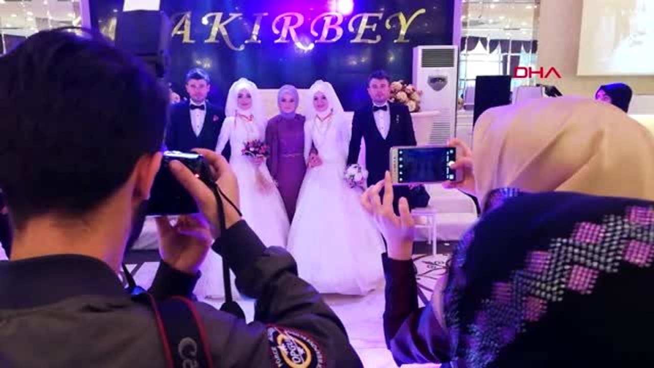 Bu düğünde gelinler de damatlar da ikiz