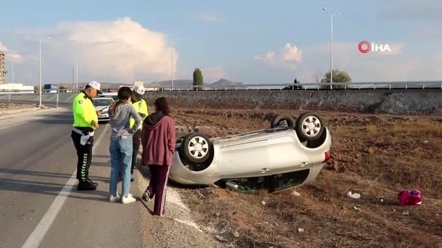 Takla atan otomobilden burunları bile kanamadan çıktılar