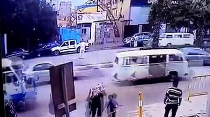 كاميرات مراقبة ترصد ضابط يحمل مريض ويساعده عبور الطريق