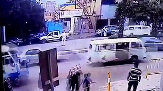كاميرات مراقبة ترصد ضابط يحمل مريض ويساعده عبور الطريق