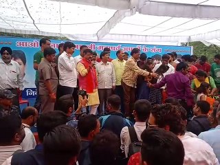 कैलाश विजयवर्गीय वृद्ध आश्रम में दीपावली मनाने पहुंचे