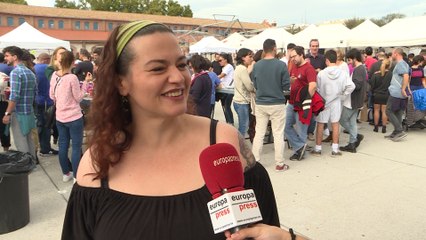Los clientes disfrutan del Mercado de Productores de Madrid