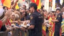 Los manifestantes por la unidad de España arropan a la policía en la jefatura de Barcelona