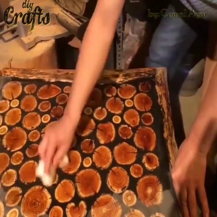 La table qu'il réalise à base de rondins de bois est MAGNIFIQUE