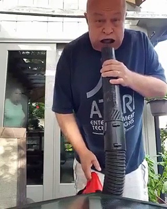 Papy joue avec son nouveau souffleur... et mamie est dépitée