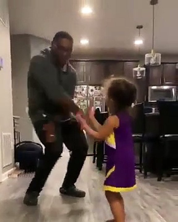 Le cauchemar de tous les papas : voir sa fille faire un pas de danse très limite...