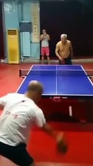 Ces 2 grand-pères sont des champions de ping-pong... Incroyable