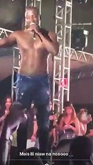 Des Gens volent la chaine d'Akon en plein concert