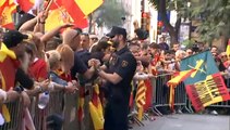 Aluvión de apoyos a los policías nacionales en Barcelona: flores, banderas e incluso golosinas
