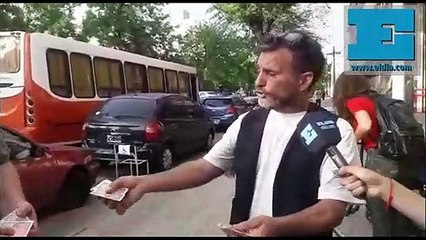 Un mago entretuvo a los electores en la escuela de 9 y 38