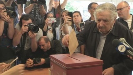 El sereno Tabaré Vázquez y la caravana tras el Fusca del Pepe