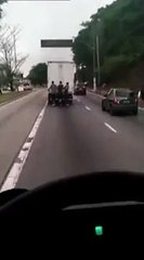 Un chauffeur de camion tente une manœuvre pour se débarrasser de trois jeunes accrochés à l’arrière