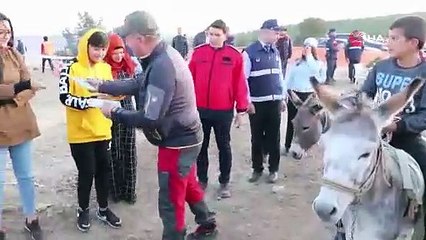 Belediye başkanı kamp kurup eşekle kitap dağıttı