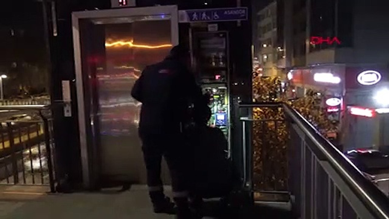 Metrobüs asansöründe 45 dakika mahsur kaldılar