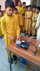 دوران تجربہ نگری میں سرکاری سکول کے بچے نے پٹرول اور پانی سے گیس تیارکیا۔