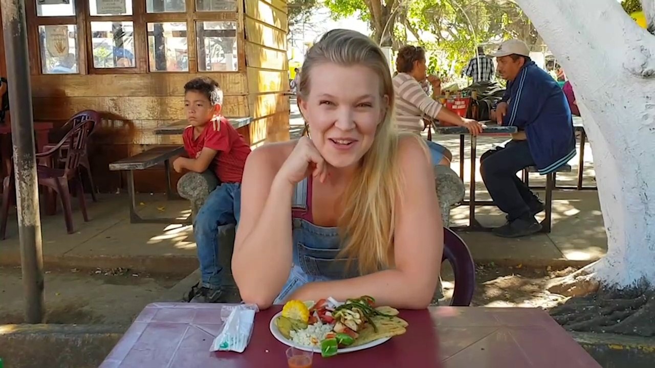 TRYING FOOD IN EL SALVADOR - Comida tipica de El Salvador, Salvadorian Food!