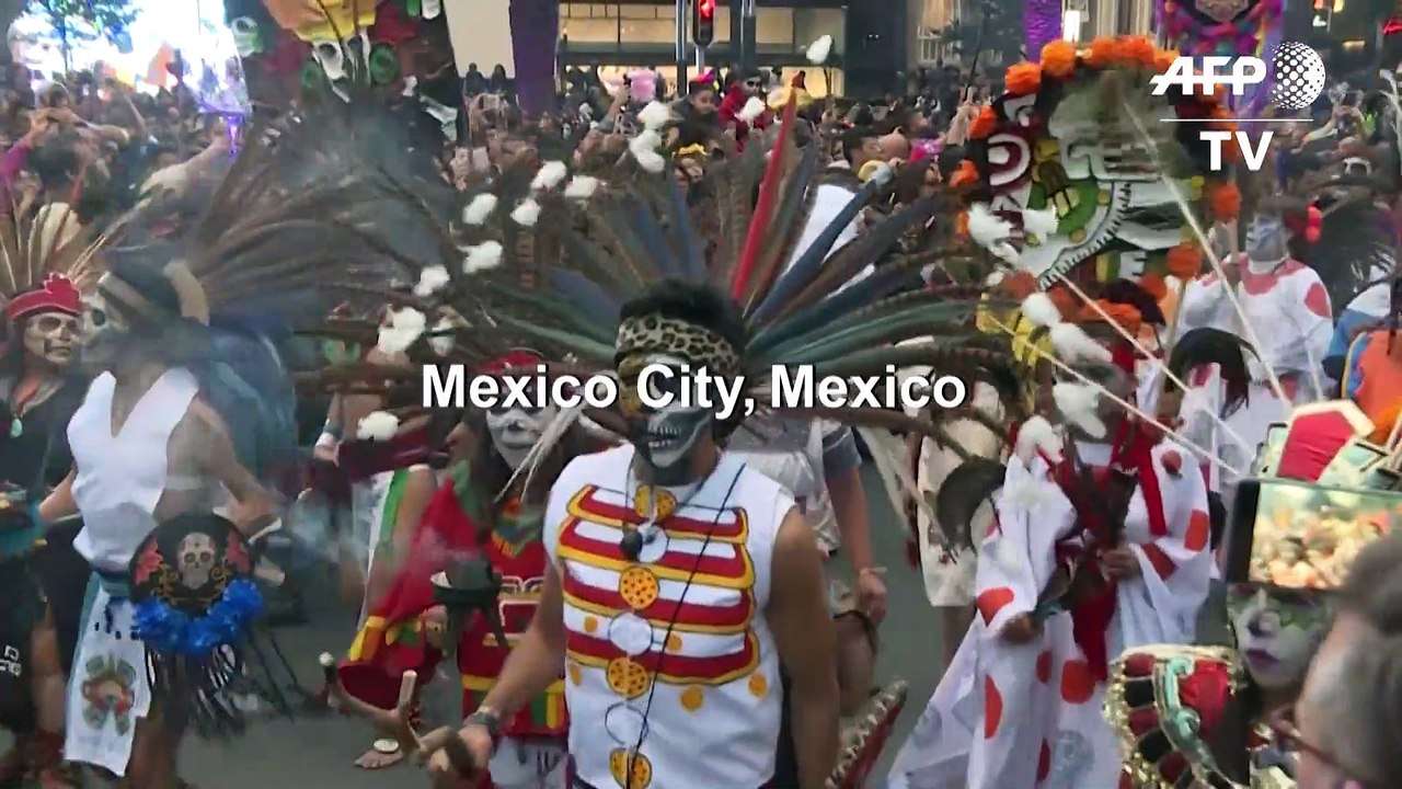 'Catrina' skeletons hit streets in Mexico City