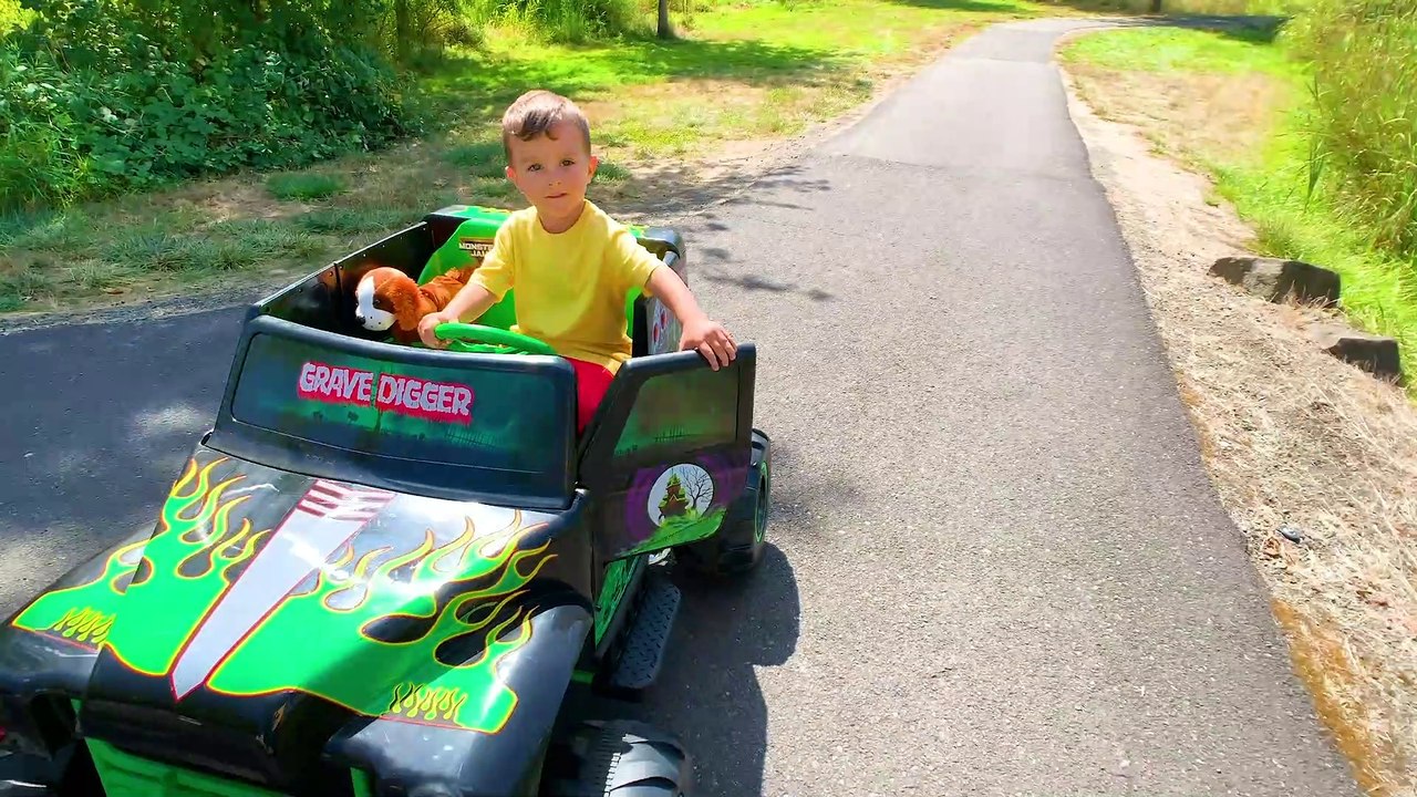 RIDE ON GRAVE DIGGER MONSTER TRUCK TOY with TURBO SPEED