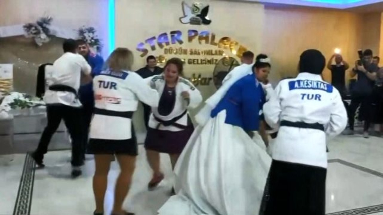 Antalya'da judo müsabakası gibi düğün