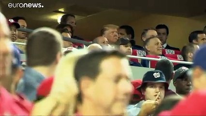 شاهد: صيحات منددة بترامب خلال حضوره إحدى مباريات دوري البيسبول بمعية زوجته