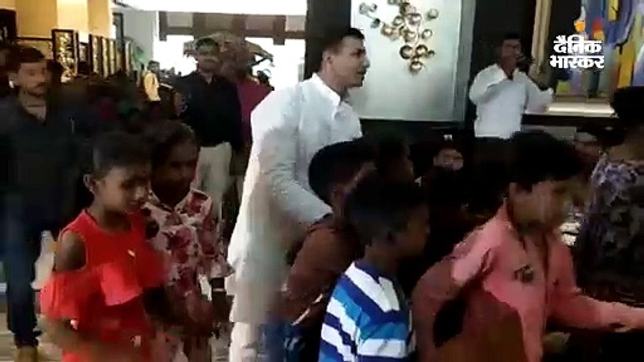 दीपावली पर मंत्री जीतू पटवारी ने गरीब बच्चों को...