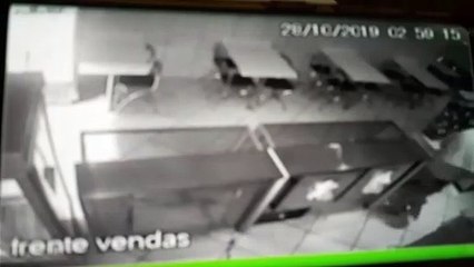 Câmera flagra ladrão agindo em restaurante no centro