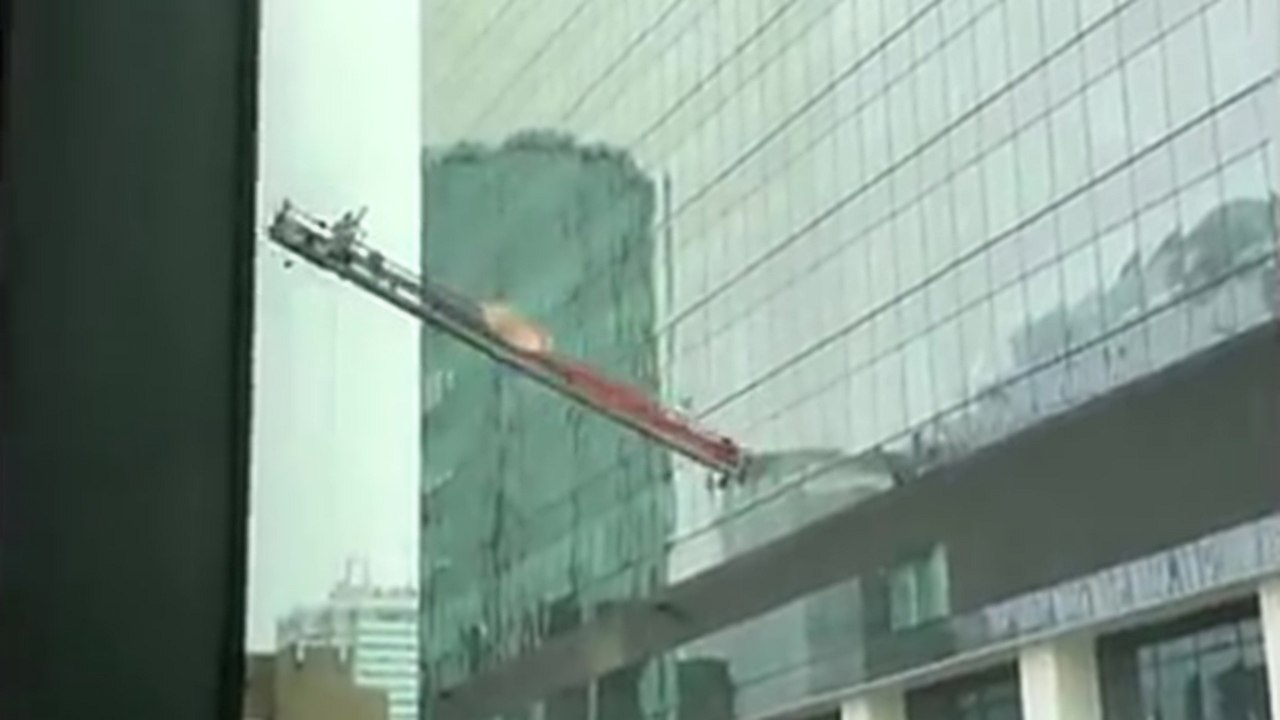 Après une grosse rafale de vent un laveur de vitres se retrouve suspendu à sa plateforme
