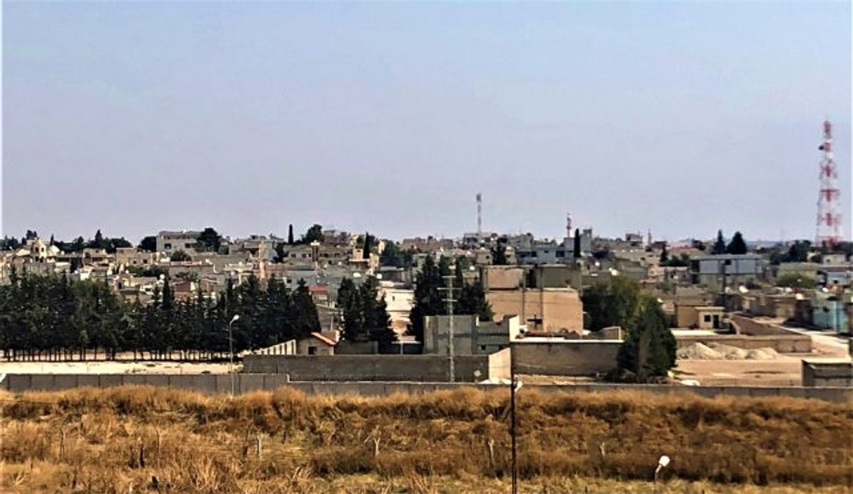 Resulayn sokaklarından çocuk, minarelerden ezan sesi yükseliyor
