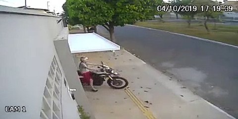 Femme vs Porte de garage