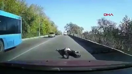 Hareket halindeki ambulanstan yola düştü