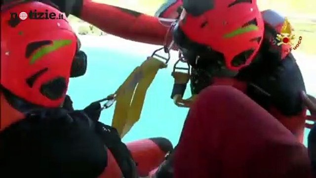 Vigili del Fuoco in azione: l'addestramento per i soccorsi in mare è mozzafiato | Notizie.it