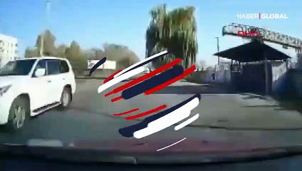 Ambulanstan yola düştü