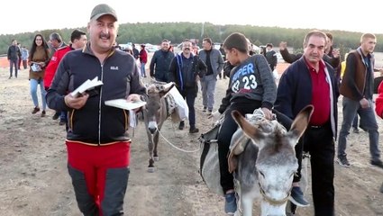 Belediye başkanı kamp kurup eşekle kitap dağıttı