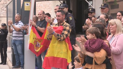 Reciben con aplausos a las UIP desplazadas a Barcelona