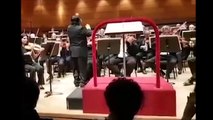 Un chef d'orchestre perd son pantalon en plein concert devant ses musiciens