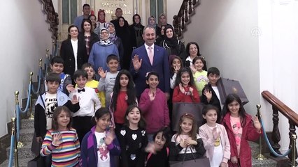 Adalet Bakanı Gül uçakta karşılaştığı öğrencileri makamında ağırladı - ANKARA