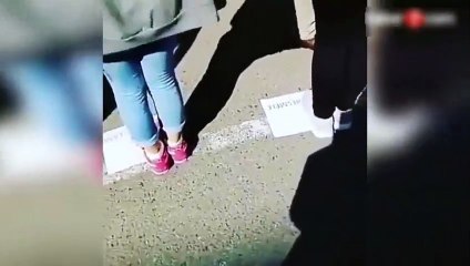 Okulda skandal görüntü! Besmele, peygamber yazan kağıtları öğrencilere çiğnettiler